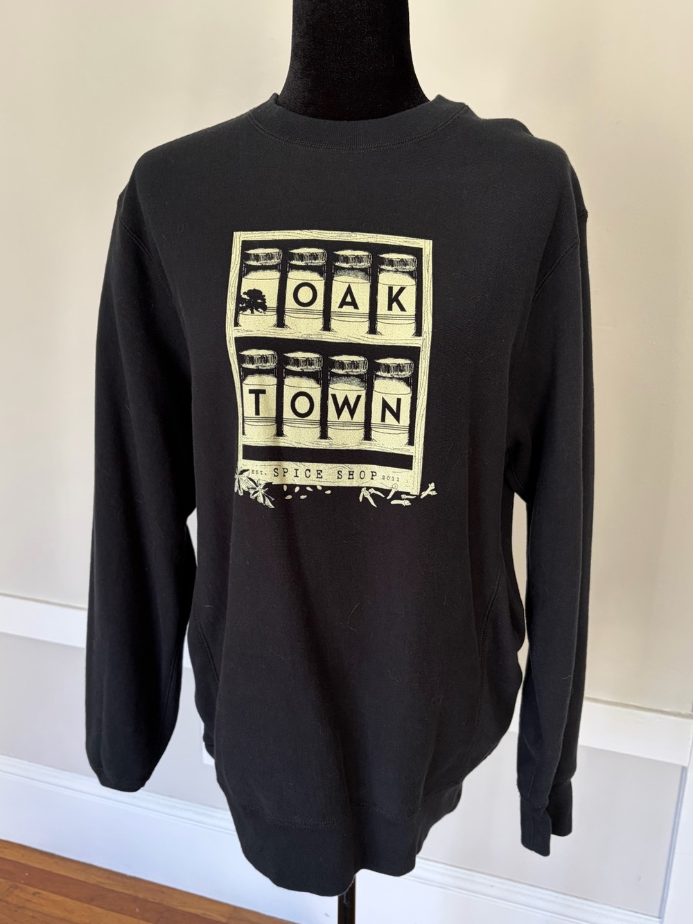 Oaklandish Oak Town Spice Shop Black Graphic Crewneck Sweatshirt Size Medium